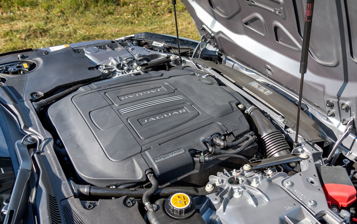 compartiment-moteur-Jaguar-F-Type-R-Coupe