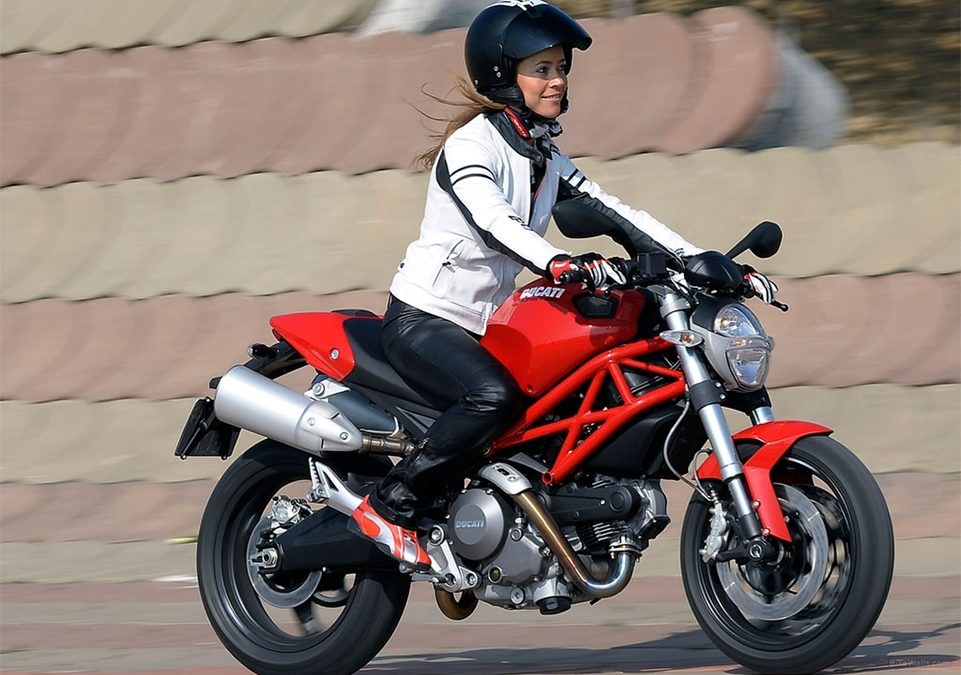 Moto pour femme : des motos adaptées aux petits gabarits
